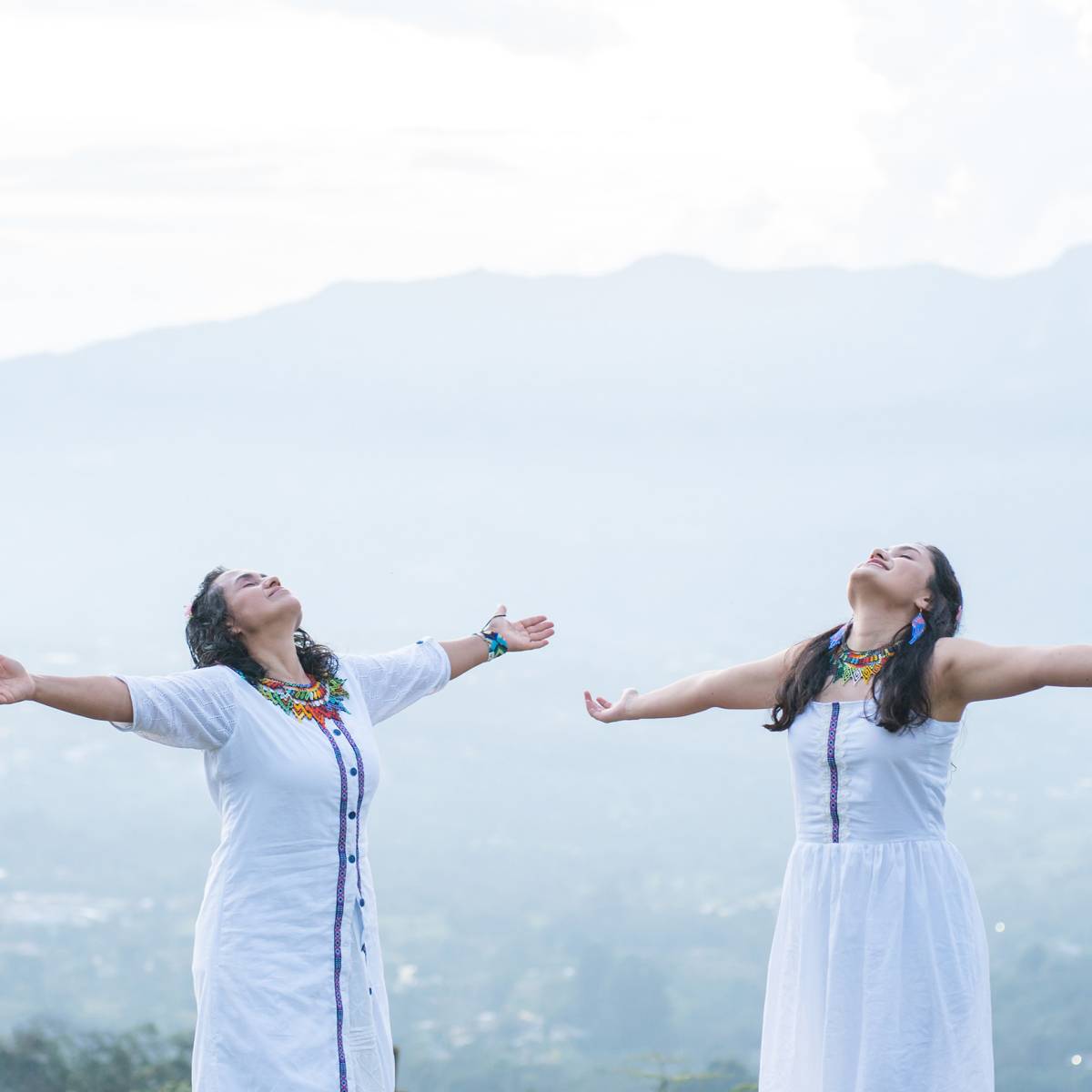 mujeres indigenes con brazos abietos